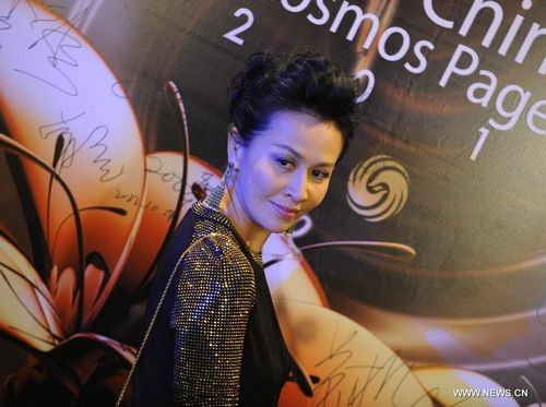 Actress Carina Lau (C) attends the finale of 2012 Miss Chinese Cosmos Pageant in South China's Hong Kong, October 27, 2012. A total of twelve contestants participated in the finale. Zhang Ziqi from Australia Region claimed the crown. Photo: Xinhua