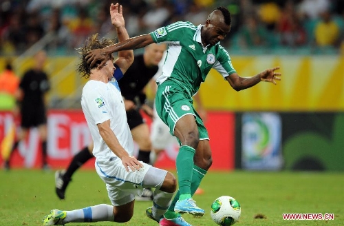 Nigeria's Brown Ideye (R) vies for the ball with Diego Lugano of Uruguay during the FIFA's Confederations Cup Brazil 2013 match in Salvador, Brazil, on June 20, 2013. Uruguay won 2-1. (Xinhua/Nicolas Celaya)  