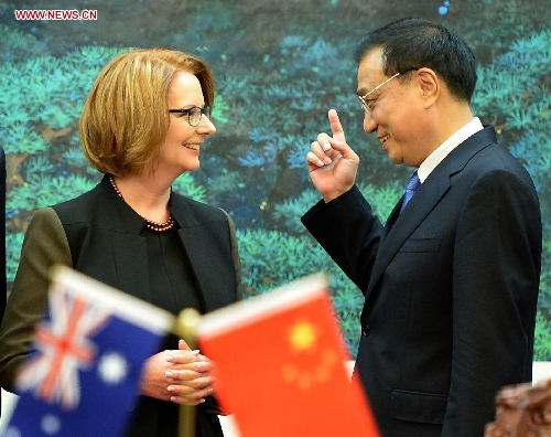 Chinese Premier Li Keqiang (R) and Australian Prime Minister Julia Gillard attend the signing ceremony of a series of agreements covering recyclable energy, financing, drug control and development aid after their talks in Beijing, capital of China, April 9, 2013. (Xinhua/Liu Jiansheng) 