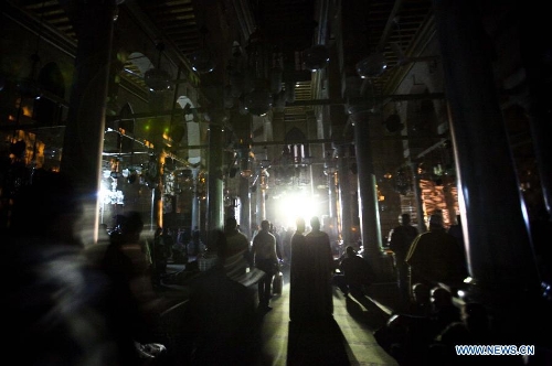 Sufi Muslims arrive at Al-Hussein mosque to celebrate the birth of Prophet Mohammed in Cairo, Egypt, Jan. 24, 2013. Hundreds of millions of Muslims celebrated the anniversary of Prophet Muhammad's birth all over the world. (Xinhua/Amru Salahuddien)&nbsp;