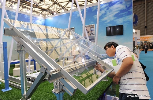 A visitor watches a photovoltaic product during the 2013 international photovoltaic exhibition in east China's Shanghai Municipality, May 14, 2013. The four-day exhibition, with the participation of more than 1,500 exhibitors, opened here Tuesday. (Xinhua/Lai Xinlin) 