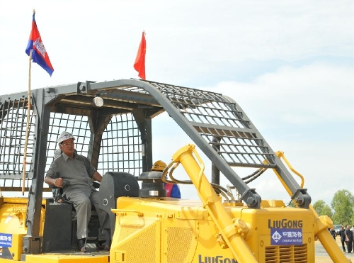 Cambodian Primie Minister Hun Sen drives a bulldozer during the inauguration ceremony of a road construction project in western Kampong Speu province, Cambodia, May 6, 2013. Cambodian Prime Minister Hun Sen on Monday broke ground for the construction of a 140-kilometer stretch of the national road No. 44 under Chinese financial support. (Xinhua/Li Hong) &nbsp;