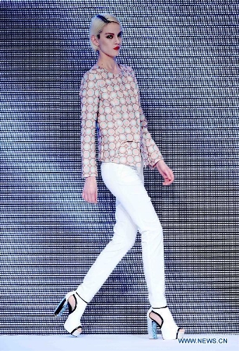 A model presents a creation by fashion designer Yuan Bing during the VISCAP Yuan Bing Collection at the 2013 China Fashion Week in Beijing, capital of China, March 26, 2013. (Xinhua/Chen Jianli) 