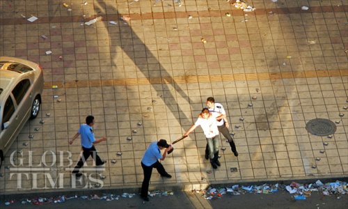 A demonstrator clashed with the police officers during a demonstration in Qidong, Jiangsu Province, against the construction of an industrial waste pipeline of the Japan-based Oji Paper Group on July 28, 2012. Photo: Cai Xianmin/GT