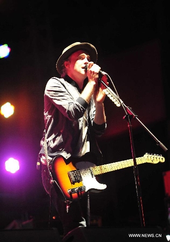 Francis Healy of the Scottish rock band Travis sings during the 5th Strawberry Music Festival at the Tongzhou Canal Park in Beijing, capital of China, April 29, 2013. The three-day festival kicked off here on April 29, involving some 160 performing teams from at home and abroad. (Xinhua/Xiao Xiao)&nbsp;