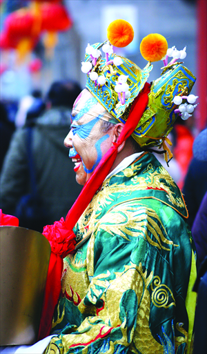 6. A Quanjude employee dressed in traditional garb lures in customers at Qianmen. 
Photos: Tom Fearon/GT and Li Hao/GT  