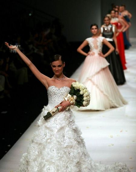 Models present creations at the wedding dress show of Italian brand Aolisha during the Shanghai Fashion Week in Shanghai, East China, October 21, 2012. Photo: Xinhua