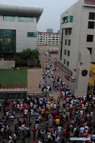 Examinees arrive to take the national college entrance exam at the High School Attached to Northeast Normal University in Changchun, capital of northeast China's Jilin Province, June 7, 2013. Some 9.12 million applicants are expected to sit this year's college entrance exam on June 7 and 8. (Xinhua/Zhang Nan)
