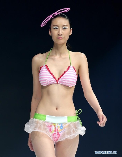  A model presents new collection of swimwear at the 2014 Hosa swimwear show in Beijing, capital of China, May 21, 2013. (Xinhua/Chen Jianli) 