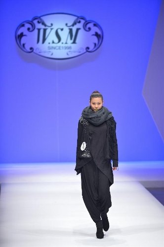&nbsp;A model presents a creation in the WSM China Knitwear Fashion Design Contest 2013 during the China Fashion Week in Beijing, capital of China, March 26, 2013. The design by Sheng Lina from Fashion School & Engineering of Zhejiang Sci-Tech University won the championship of the contest. (Xinhua/Li Xin) 