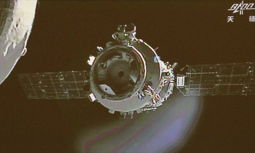 Photo taken on June 24, 2012 shows the screen at the Beijing Aerospace Control Center showing Shenzhou-9 manned spacecraft parting from the orbiting Tiangong-1 space lab to prepare for the country's first manual space docking. The spacecraft and the space lab were joined together by an automated docking on June 18. Photo: Xinhua