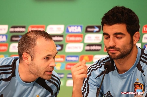 Spain's Andres Iniesta (L) and Raul Albiol (R) participate in a press conference after a training session at Maracana Stadium, in Rio de Janeiro, Brazil, on June 19, 2013. Spain will play against Tahiti on Thursday on its second match during the FIFA Confederations Brazil 2013. (Xinhua/Liao Yujie)