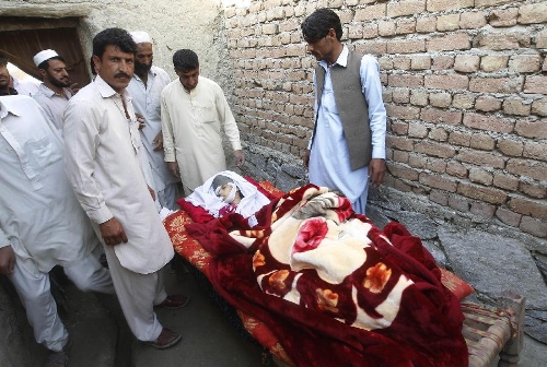&nbsp;A wounded child lies on a bed outside a house after an earthquake in east Afghanistan's Nangarhar province, on April 24, 2013. A tremor jolted Afghan capital Kabul and its eastern provinces at 01: 55 p.m. local time on Wednesday, claiming the lives of three people and injuring 70 others, an official said. (Xinhua/Tahir Safi)