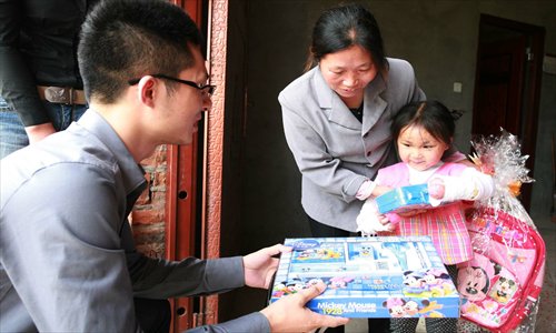 A volunteer from Rainbow China visits Liu Xingyu, who suffered serious burns in a fire during the 2008 Beichuan earthquake, in Mianyang, Sichuan Province on May 7. Photo: CFP