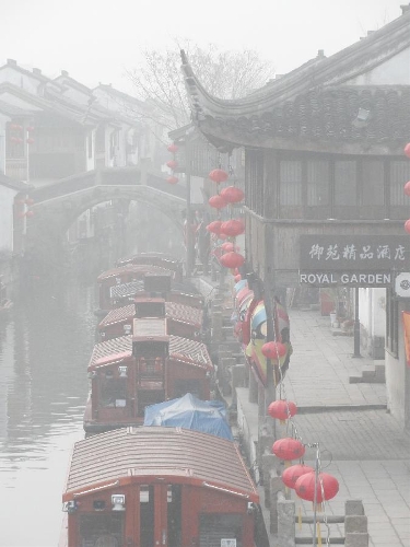 &nbsp;Photo taken on Jan. 21, 2013 shows the fog-shrouded Shantang Street, a famous water alley, in Suzhou, east China's Jiangsu Province. (Xinhua/Wang Jiankang) 