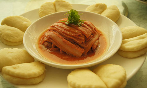 Stewed pork with fermented bean curd and a lotus leaf-shaped steamed bun.  Photo: CRIENGLISH.com