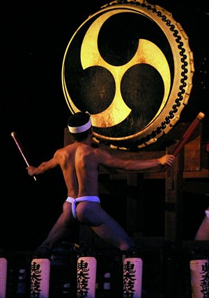 Japanese performers beat the taiko drum. Photo: CFP
