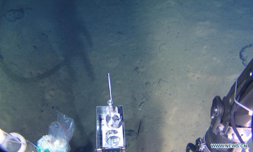 Photo taken onboard China's manned submersible Jiaolong on June 27, 2012 shows the environment underwater at the Mariana Trench in the Pacific Ocean. Submersible Jiaolong set a new national dive record on Wednesday after reaching 7,062 meters below sea level during its fifth dive into the Mariana Trench. The Jiaolong got three water samples, two sediment samples and one organism sample, placed a marker, and made several experiments on the sea floor 7,062 meters deep from the sea surface. Photo: Xinhua/China Ocean Mineral Resources Research and development Association