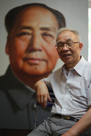Shen Chongdao poses in front of a portrait of Chairman Mao. Photo: Cai Xianmin/GT
