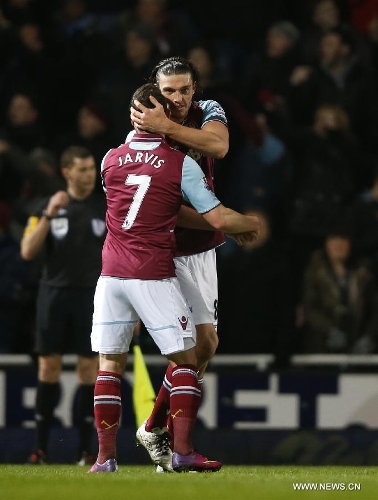 Andy Carroll (R) of West Ham United celebrates scoring a penalty shoot with teammate Matthew Jarvis during the Barclays Premier League match between West Ham United and Tottenham Hotspur at the Boleyn Ground, Upton Park, in London, Britain on February 25, 2013. Tottenham Hotspur won 3-2 and lift into third in the table. (Xinhua/Wang Lili) 