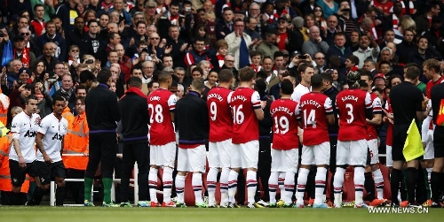 Robin van Persie (1st, L) of Manchester United walks through Arsenal's Guard Of Honour before the Barclays Premier League match between Arsenal and Manchester United at the Emirates Stadium in London, Britain on April 28, 2013. The match ended with a 1-1 draw. (Xinhua/Wang Lili) 