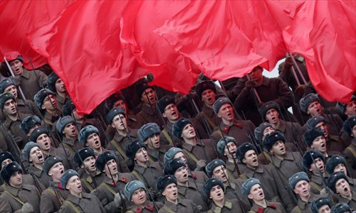 Russian soldiers in WWII-era Red Army uniforms take part in a military parade on Moscow's Red Square on Thursday. The parade marked the 72nd anniversary of a historical parade in 1941 when Soviet soldiers marched through Red Square to the front lines to fight the Nazi troops. Photo: CFP