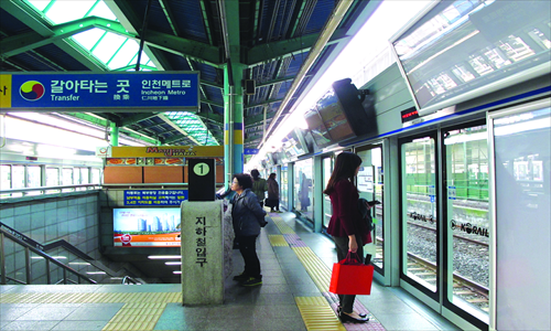 People wait to board the subway at Incheon Station, where buses outside take passengers to the island. Photos: Wang Wenwen/GT