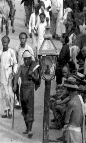 Kerosene street lights on Baoshan Road were introduced after the First Opium War. 