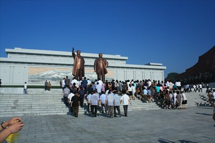 North Koreans pay their respects to Kim Il Sung and Kim Jong Il at Mansudae. Photo: Sky Xu/GT