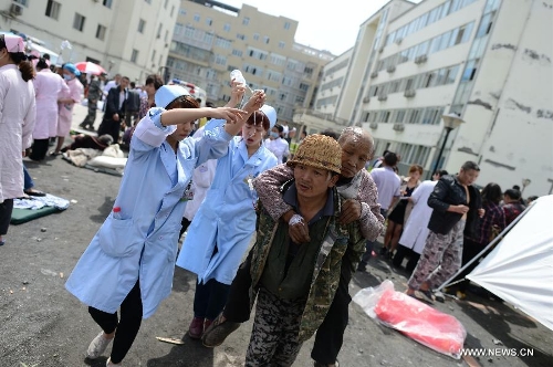 Injured people receive medical treatment at the People's Hospital in Lushan County, southwest China's Sichuan Province, April 20, 2013. A 7.0-magnitude earthquake hit Sichuan Province's Lushan County of Ya'an City Saturday morning. Forty-seven people were dead so far and at least 400 others injured in the earthquake. (Xinhua/Jiang Hongjing)