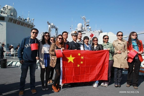 Visitors pose with soldiers on the frigate Huangshan of the 13th naval escort squad sent by the Chinese People's Liberation Army (PLA) Navy at the Toulon harbour in France, April 23, 2013. The 13th convoy fleet including the frigates Huangshan and Hengyang and the supply ship Qinghaihu arrive in Toulon, France on Tuesday, beginning a five-day visit to the country. (Xinhua/Gao Jing) 
