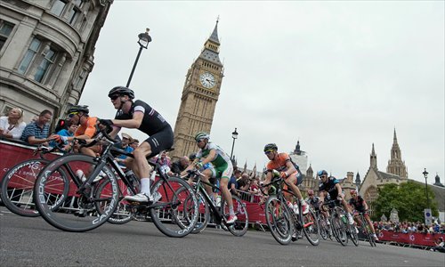 Cyclists pass Big Ben and Houses of Parliament during stage eight of the Tour of Britain in London on September 22. Photo: CFP
