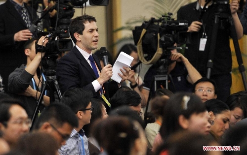 A journalist asks questions at a news conference on China's currency policy and financial reform held by the first session of the 12th National People's Congress (NPC) in Beijing, capital of China, March 13, 2013. Governor Zhou Xiaochuan and other officials from China's central bank answered questions at the press conference. (Xinhua/Wang Peng)