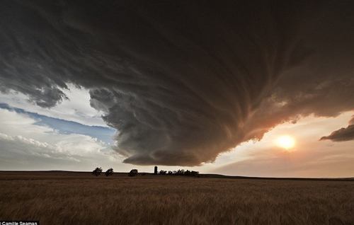American photographer Camille Seaman is well-known for haunting photos of polar region. Here is a collection of her works about tornado. Photo: www.cnr.cn