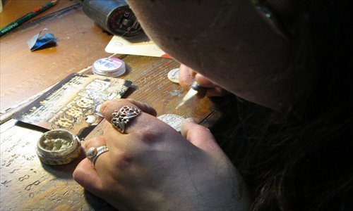 A number of DIY stores in Shanghai offer jewelry-making services to customers. Photos: Sun Shuangjie/GT, dianping.com and courtesy of Loki Natural Crystal DIY Shop