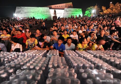 Quake victims wait to receive water and food at an allocation area after earthquakes in Yiliang County, Southwest China's Yunnan Province, September 8, 2012. Two earthquakes measuring over 5 struck Yiliang County on Friday. Local authorities have taken measures to provide victims with relief materials including food, water and tents. Photo: Xinhua