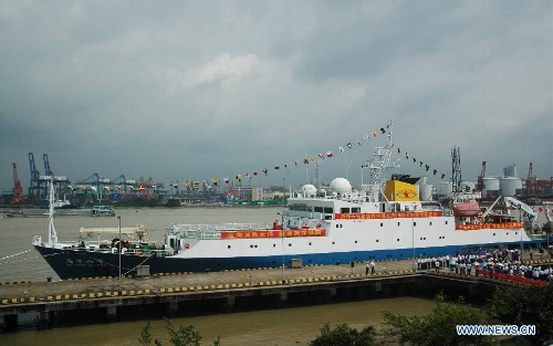 &nbsp;Haiyang-6, a Chinese research vessel, is seen at a dock in Guangzhou, capital of south China's Guangdong Province, May 28, 2013. An expedition team of 96 members aboard Haiyang-6 set out for the Pacific Ocean Tuesday to carry out a five-month survey on undersea mineral resources. (Xinhua/Liang Zhiwei) 