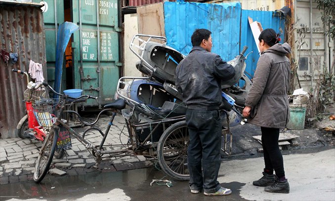 One of the families takes stock of recycled items. Photo: Yang Hui/GT