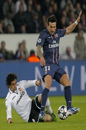 Ezequiel Lavezzi (No.11) of Paris Saint-Germain is tackled by Tino Costa of Valencia on Wednesday. Photo: CFP