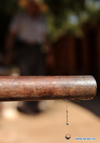  Water drips from a tap in Shilin County of southwest China's Yunnan Province, Feb. 27, 2013. The water supply in Shilin is facing a severe shortage. About 600,000 people are facing shortage of drinking water amid severe drought that hit southwest China's Yunnan Province for the fourth straight year, and the current drought has affected 5.11 million mu of cropland in the province China's drought relief authority said Feb. 21, 2013. (Xinhua/Lin Yiguang)  