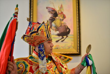 Tshe-sgrub Tulku gazes into a mirror as he unfolds the epic of King Gesar.  Photos: Courtesy of Ma Zhiying, apprentice to Tshe-sgrub Tulku