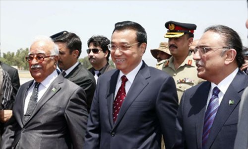 Chinese Premier Li Keqiang (C, front) is welcomed by Pakistani President Asif Ali Zardari and interim Prime Minister Mir Hazar Khan Khoso upon his arrival in Islamabad, Pakistan, May 22, 2013. Li Keqiang arrived here Wednesday for an official visit to Pakistan. Photo:Xinhua