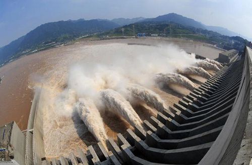 The pivot of Three Gorges releases flood water in seven spillways in Yichang, Central China's Hubei Province, July 23, 2012. The Three Gorges Dam will experience its largest flood peak this year on Tuesday, the Yangtze River flood control and drought relief headquarters said Monday. Photo: Xinhua