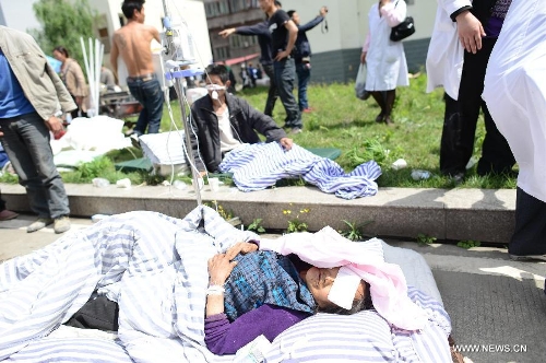 Injured people receive medical treatment at the People's Hospital in Lushan County of Ya'an City, southwest China's Sichuan Province, April 20, 2013. The death toll rises to 46 in the 7.0-magnitude earthquake hitting Lushan County Saturday morning. (Xinhua/Jiang Hongjing)