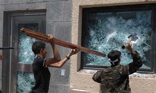 Protesters storms the US embassy in Yemeni capital Sanaa on September 13. Photo: Xinhua