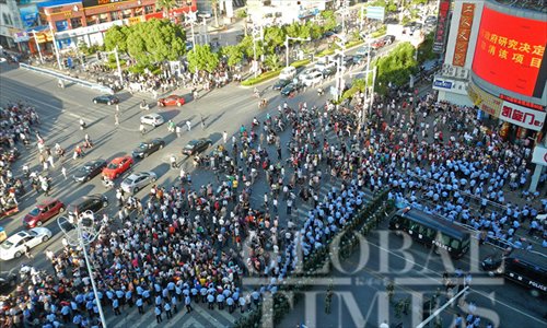 Police and protesters gather outside local government office in Qidong, Jiangsu Province, during a demonstration there against the construction of an industrial waste pipeline of the Japan-based Oji Paper Group on July 28, 2012. Photo: Cai Xianmin/GT