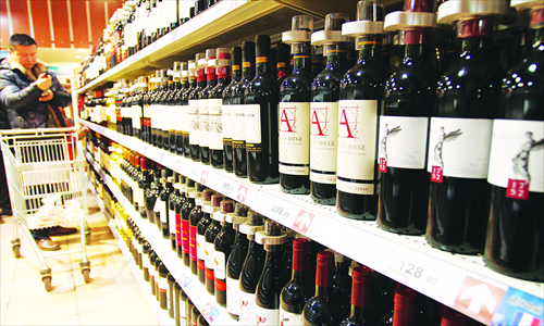 A consumer shops for wine in Xuchang, Henan Province. China's wine market was valued at 46.3 billion yuan ($7.46 billion) last year, the consultancy Mintel said Tuesday. Photo: CFP 