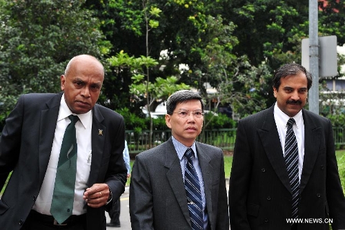 Former chief of the Singapore Civil Defence Force Peter Lim (C) arrives with his lawyers at the subordinate court for a hearing in Singapore, Feb. 18, 2013. Peter Lim was charged with corruption for allegedly obtaining sexual favours from three women between May 2010 and November 2011 for helping them with government contracts. (Xinhua/Then Chih Wey) 