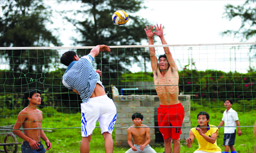 Playing volleyball on the beach is the favorite sport of the fishermen. Photo: Cai Xianmin/GT