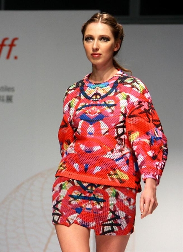 &nbsp;A model presents a creation made with materials displayed at Interstoff Asia Essential-Spring 2013 exhibition in south China's Hong Kong, March 13, 2013. The three-day exhibition kicked off on Wednesday at Hong Kong Convention & Exhibition Centre. (Xinhua/Jin Yi)